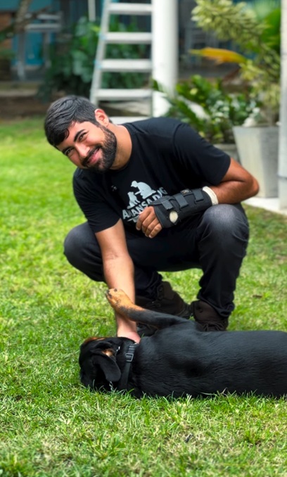 Eduardo em sessão de relaxamento com cão preto