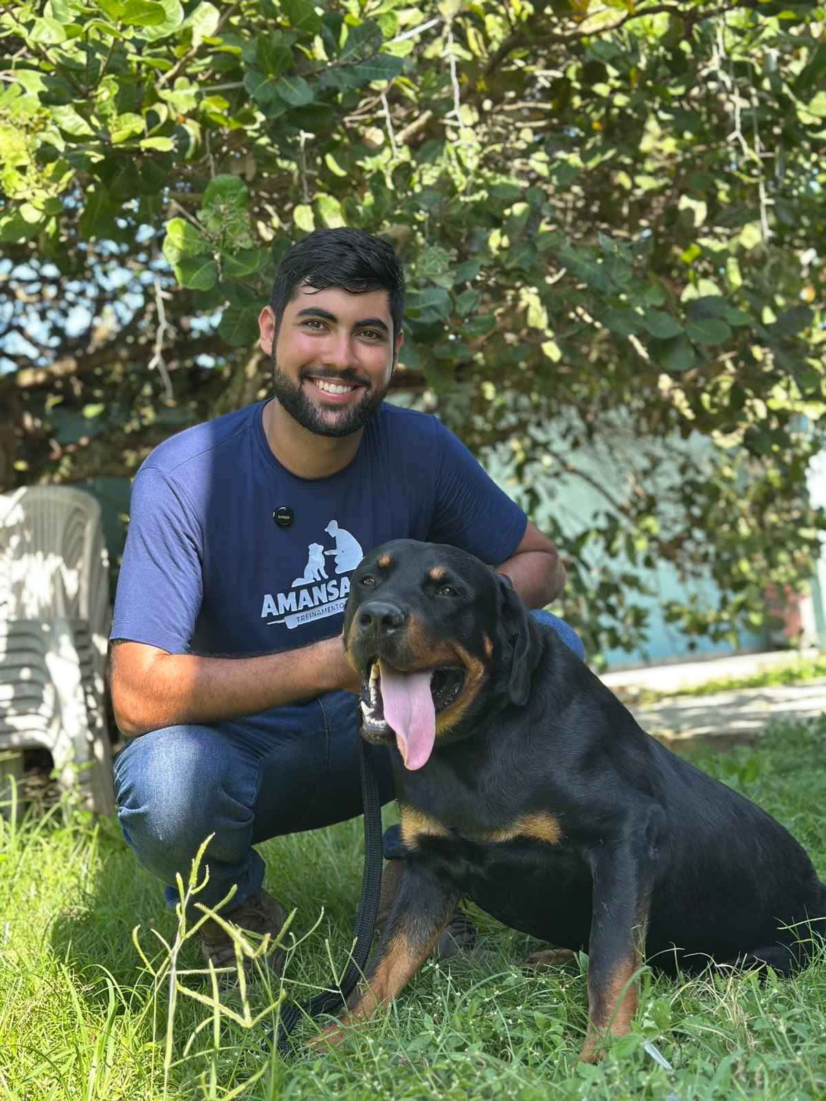 Eduardo com rottweiler no gramado